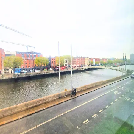 River Liffey In Temple Bar * Dublin