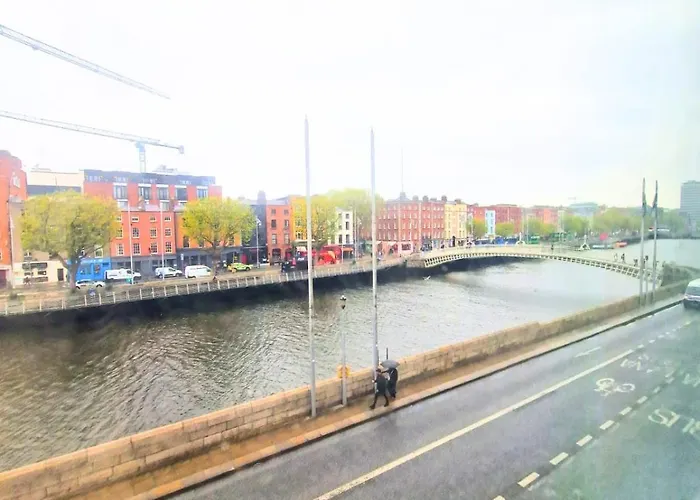River Liffey In Temple Bar * Dublin