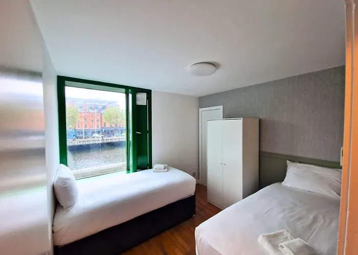 River Liffey In Temple Bar * Дублин